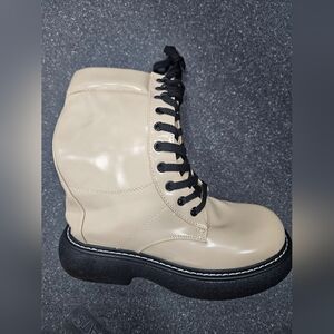 DREAM PAIRS Women’s Beige Glossy Platform Combat Boots Lace Up Side Zip Size